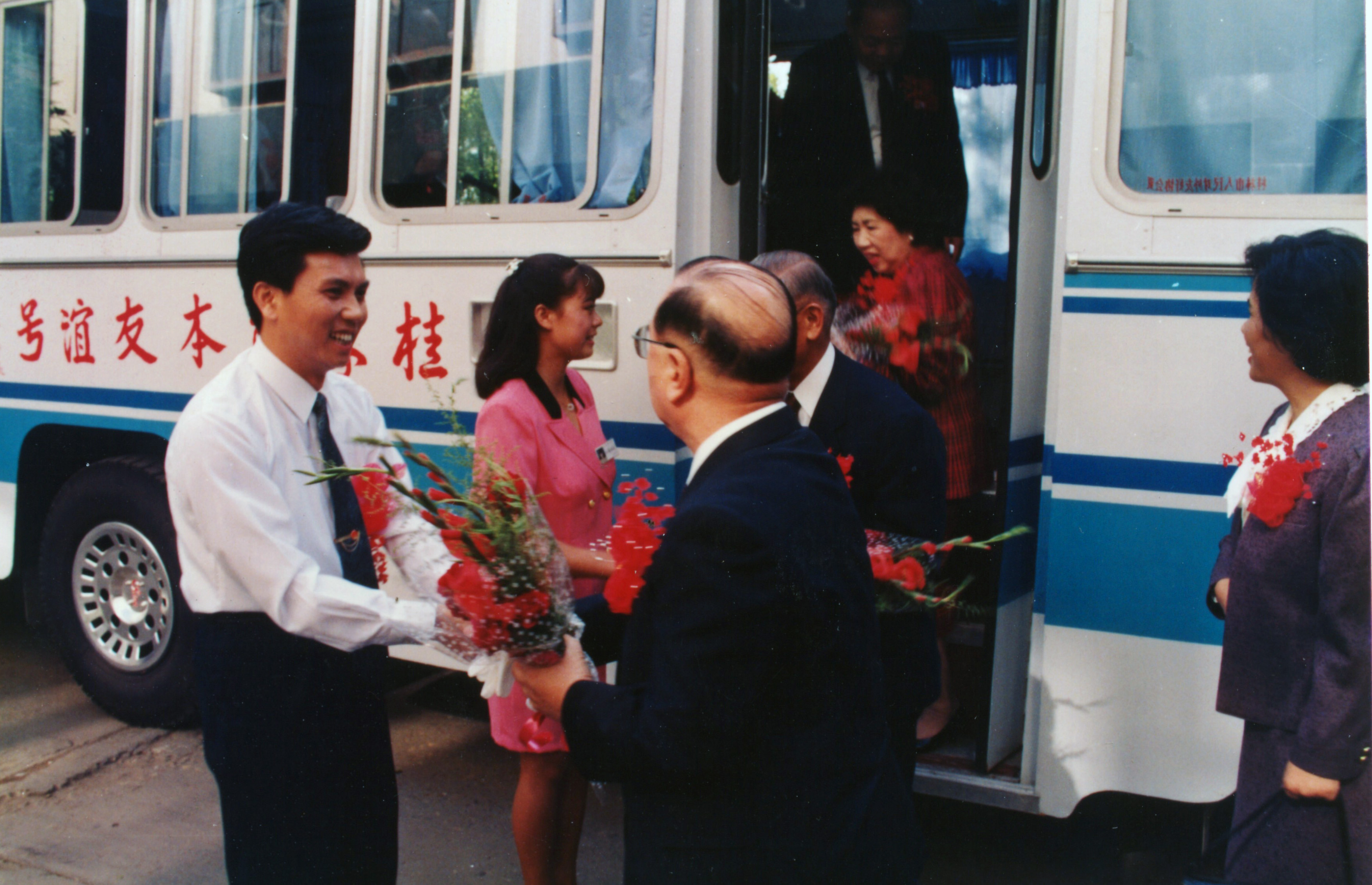 桂林市市長(zhǎng)與熊本市市長(zhǎng)乘坐熊本號(hào)車！.jpg